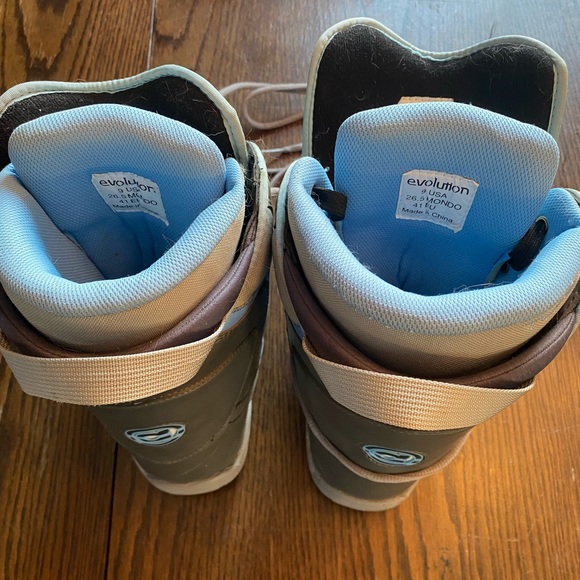 Size 9 Evolution snowboard boots. Ladies. EUC - Picture 4 of 4